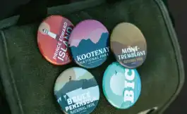 大きめの缶バッジをたくさん付けているカバン