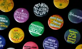 規則正しく缶バッジを配置している