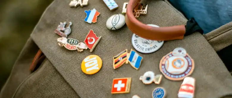 缶バッジとピンバッジをつけているカバン