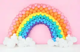 さまざまな色の風船で作られている虹のデザイン
