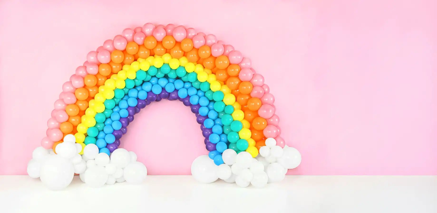 綺麗な配色の風船で作られている虹