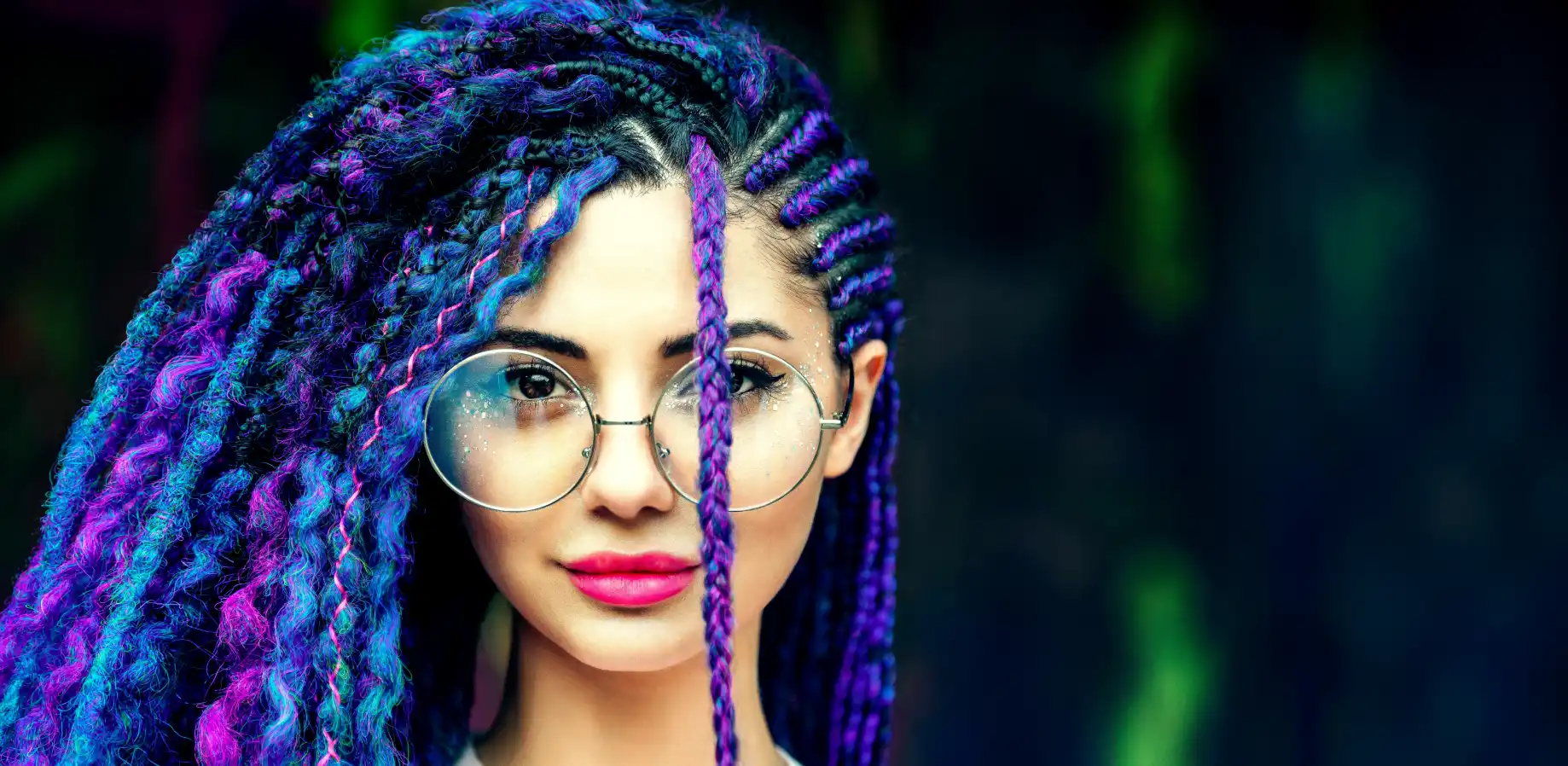 綺麗な配色のドレッドヘアーの人