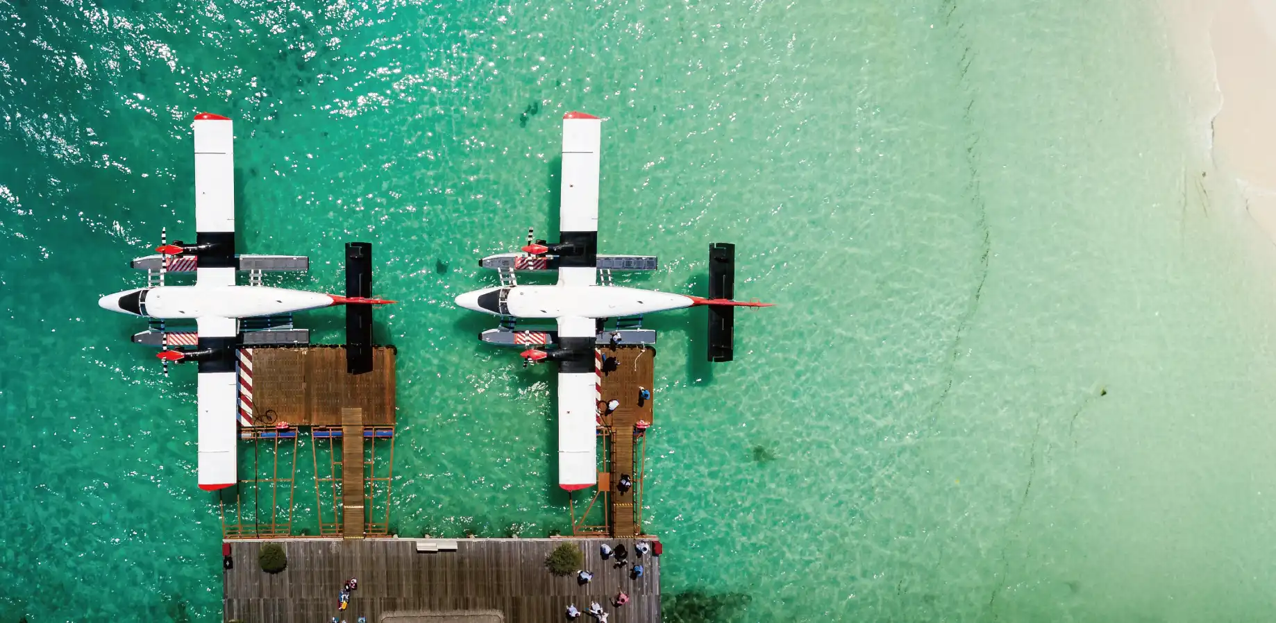 コピーしたように同じ飛行機が停まっている