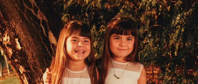 コピーしたようにそっくりな双子の女の子