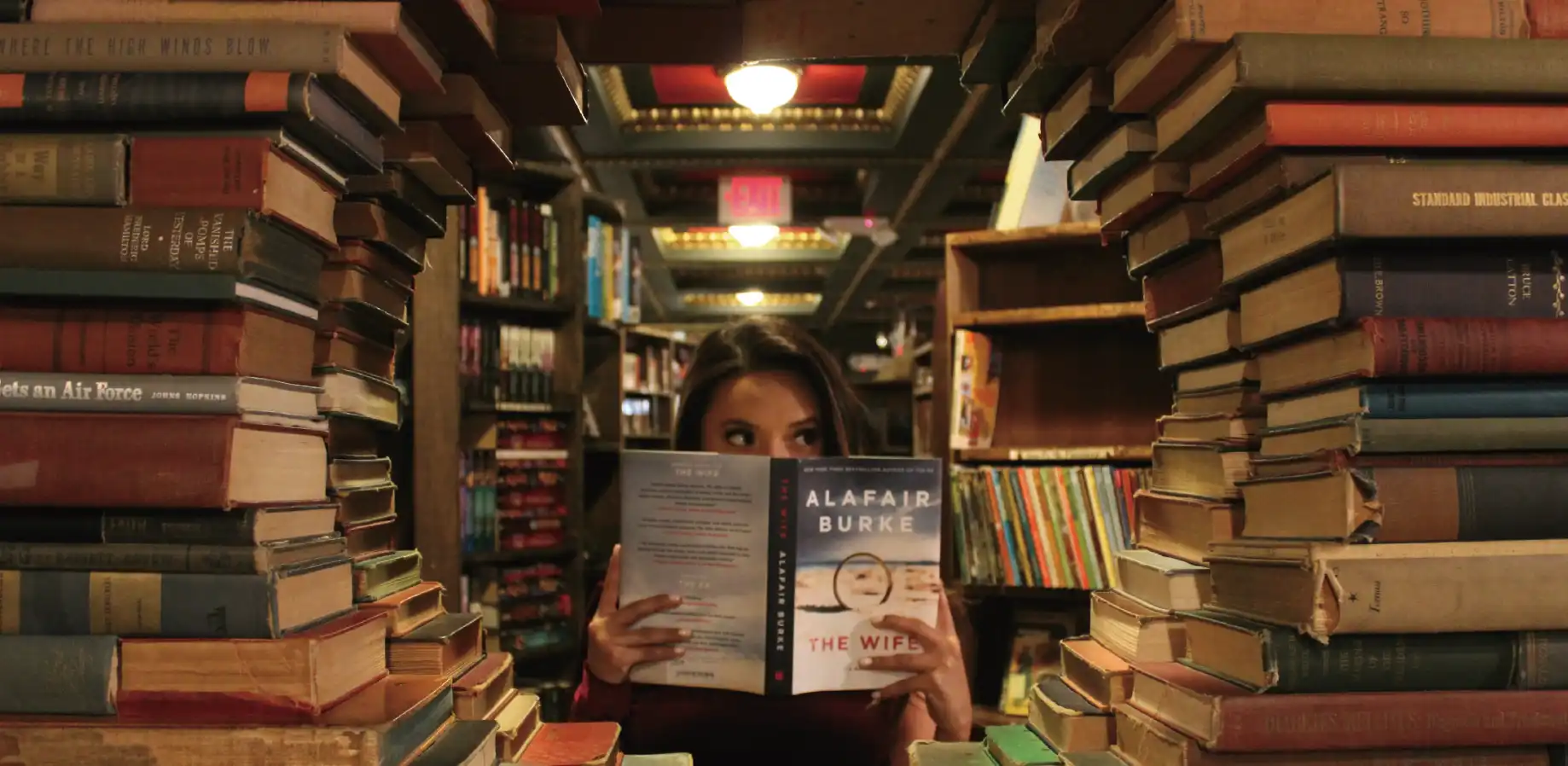 著作権の本を読んでいるイメージ