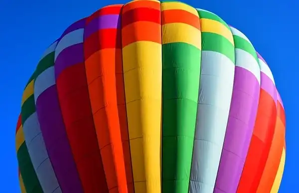 色々な色をしている気球