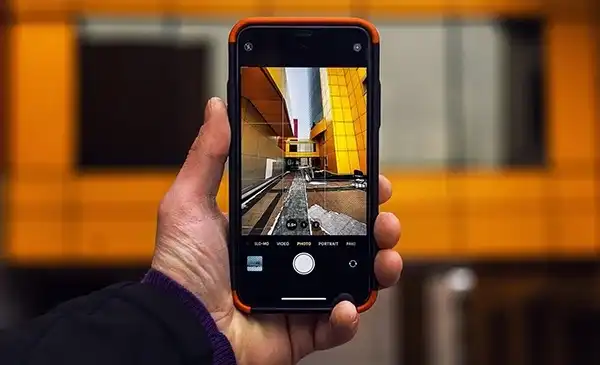 iPhoneで街の風景を撮影している
