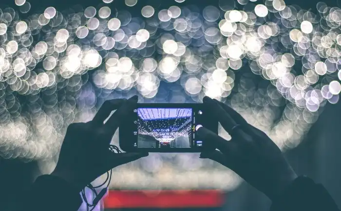 iPhoneで夜景を撮影している人