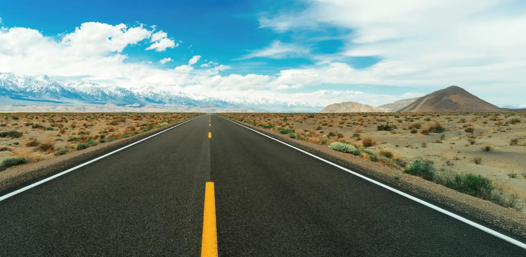 まっすぐな道路が線のように伸びる風景