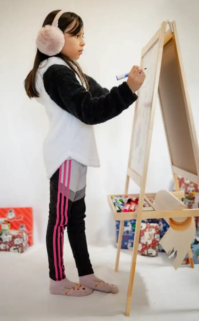 オリジナルデザインのイラストを描いている女の子