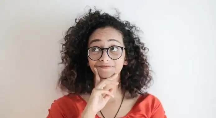 いいことを思いついた女性