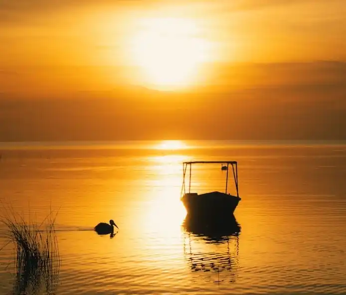 夕焼けの湖