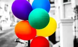 街角にある綺麗な配色の風船