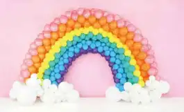 綺麗な色の風船で作られている虹のオブジェクト