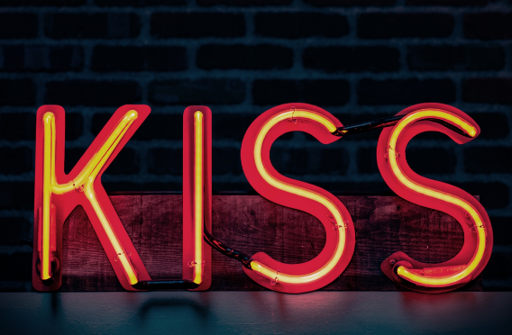 KISSと書かれているネオンサイン