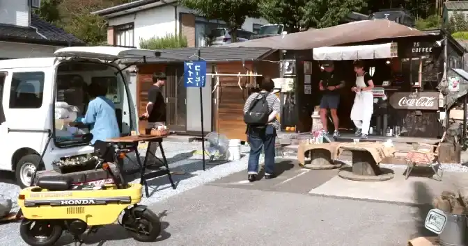 AirPriで作ったオリジナルTシャツを着て接客をされるご夫婦