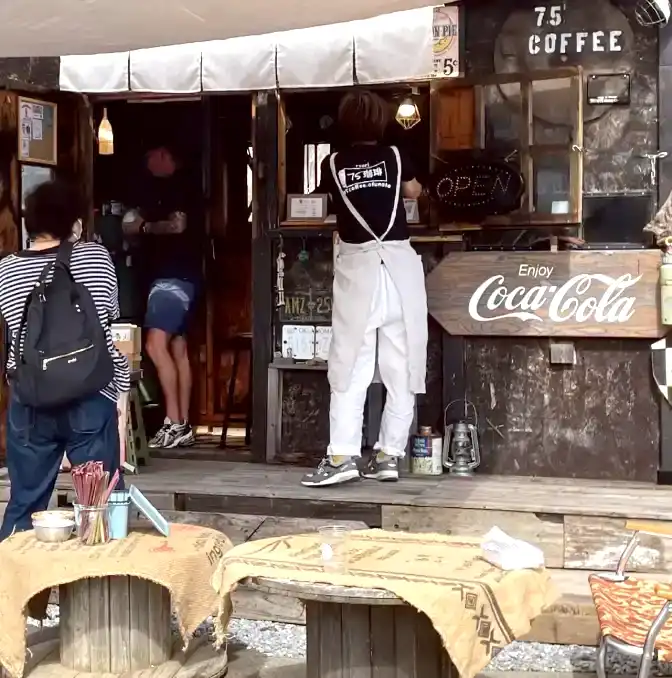 AirPriで作成したオリジナルデザインTシャツを着ている奥様