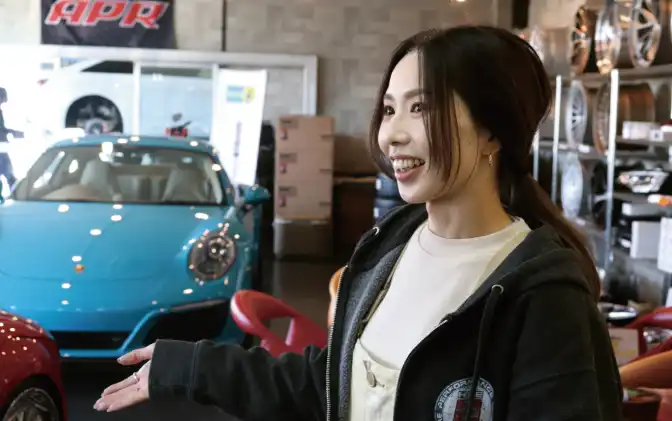 AirPriで作成したオリジナルデザインTシャツを着て話す女性