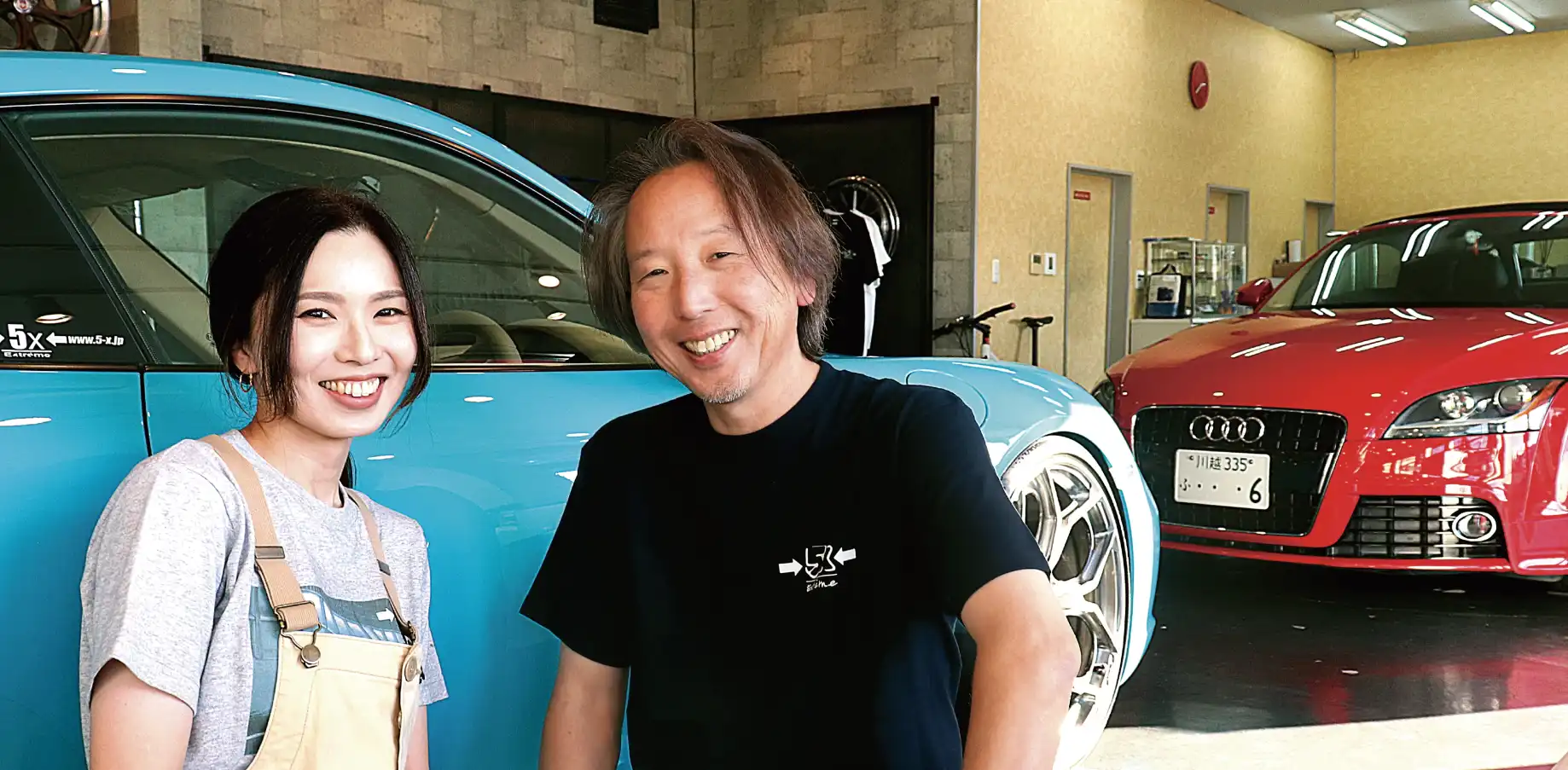 AirPriで作成したオリジナルデザイんTシャツを着ている2人