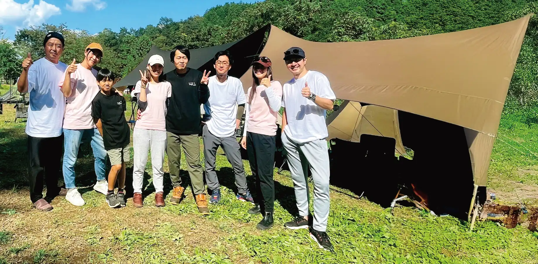 AirPriで作成したオリジナルデザインTシャツをみんなで着ている