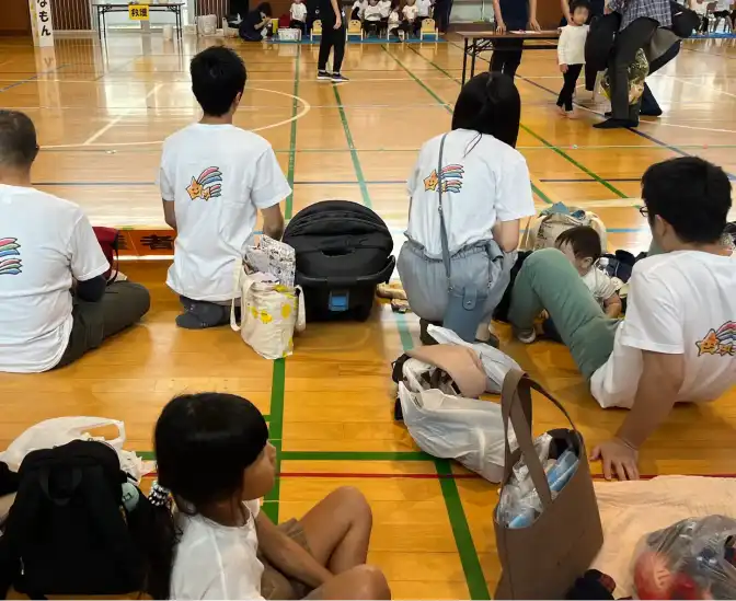 みんなでオリジナルデザインTシャツを着ている