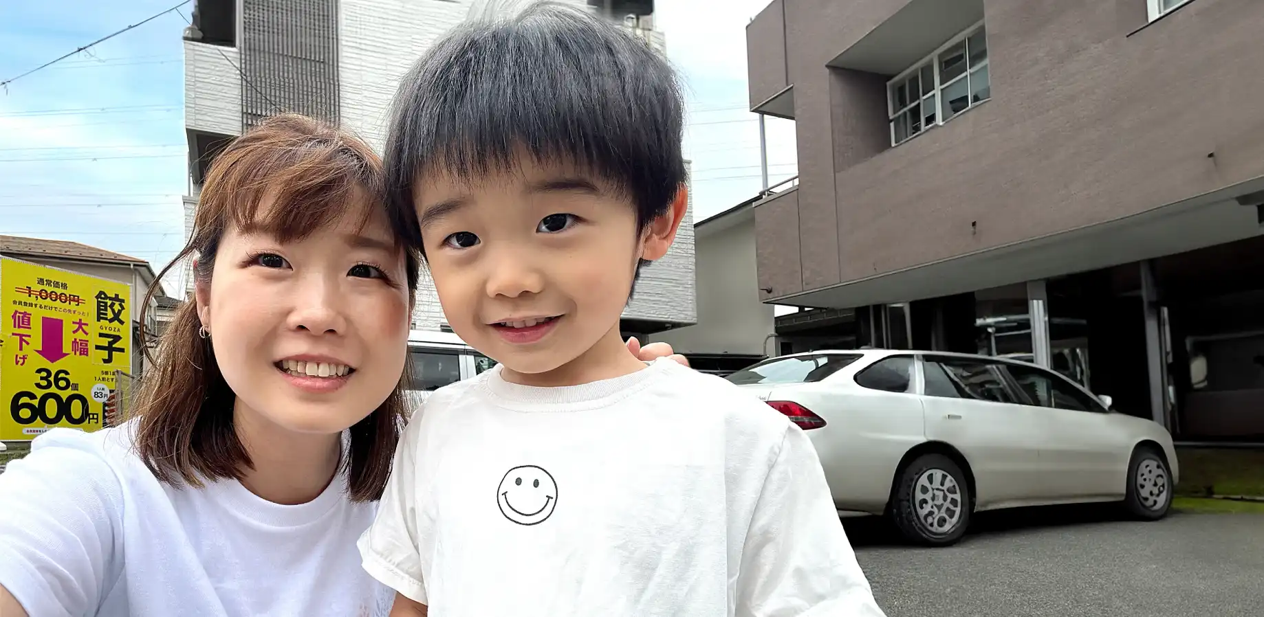 AirPriで作成したオリジナルデザインTシャツを着ている親子