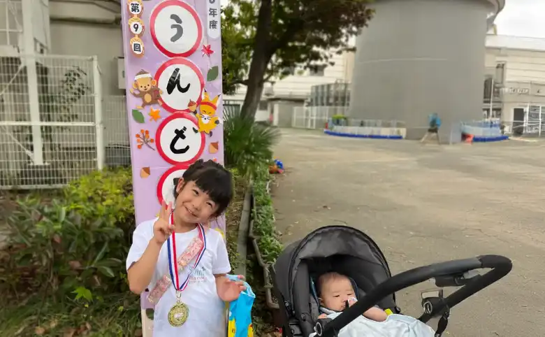 オリジナルデザインTシャツを着ている女の子