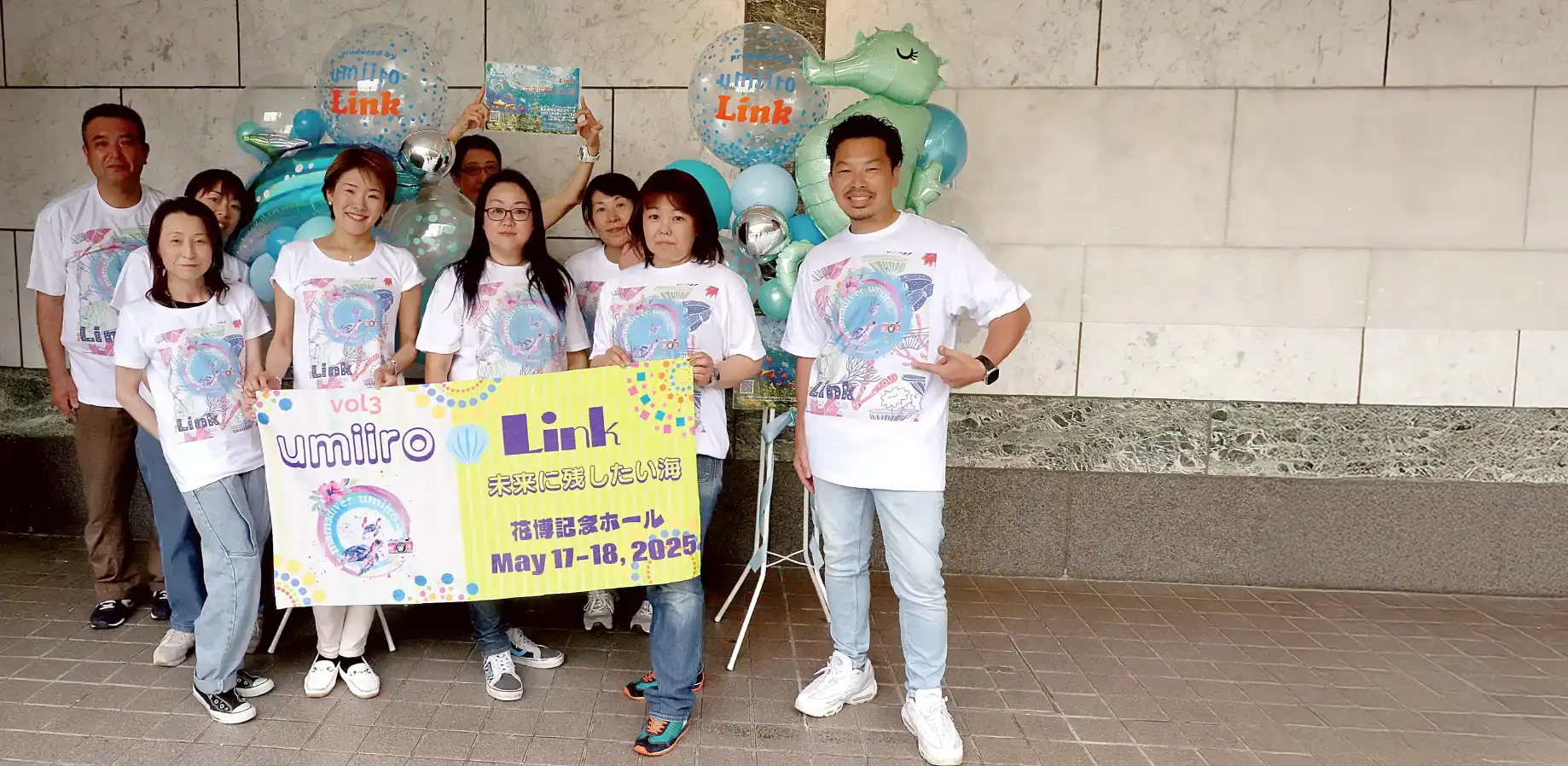 オリジナルデザインのかわいいTシャツを着ている人たち