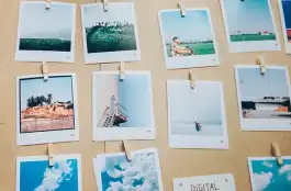 たくさんの写真が飾られている壁