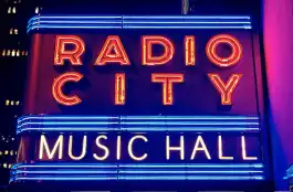 字間が綺麗にデザインされた看板