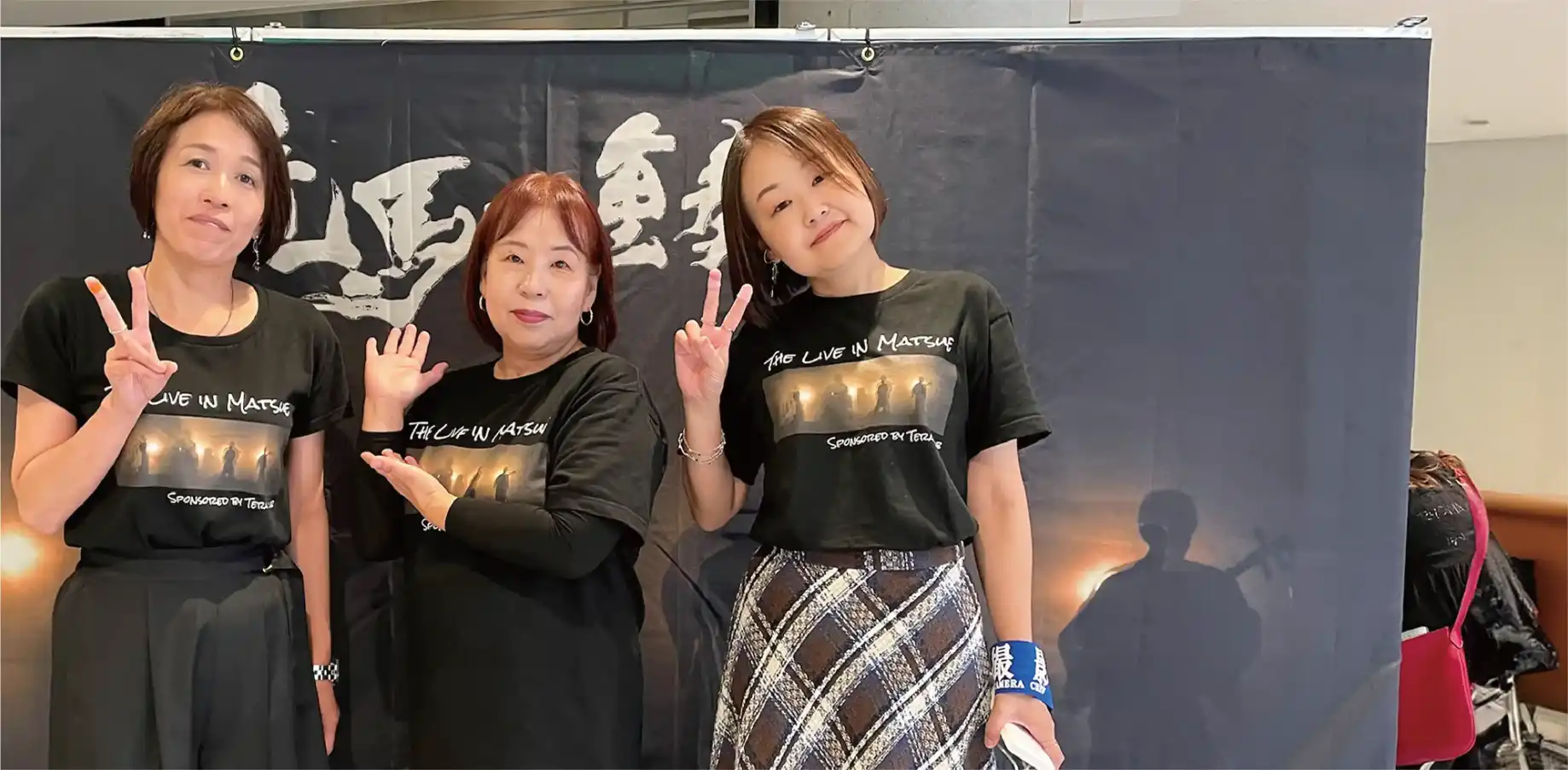 オリジナルデザインTシャツを着ている人たち