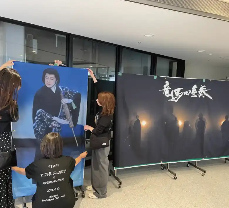 オリジナルデザインTシャツを着て作業をする人