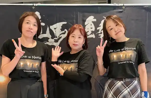 オリジナルデザインTシャツを着ている人たち