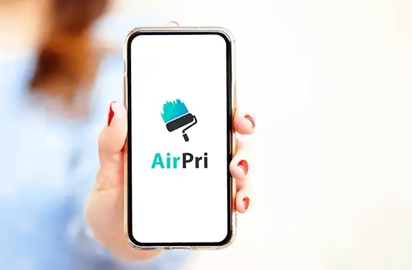 AirPriを起動したスマホを持つ人