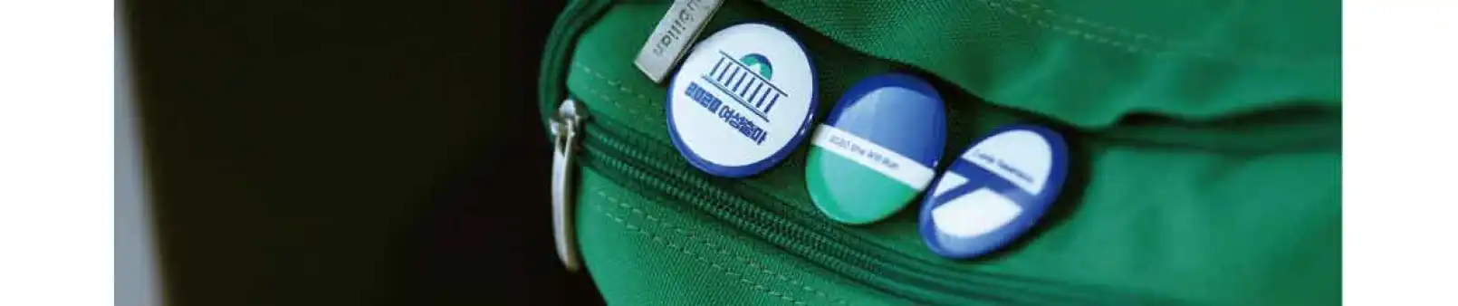 色で統一された缶バッジ