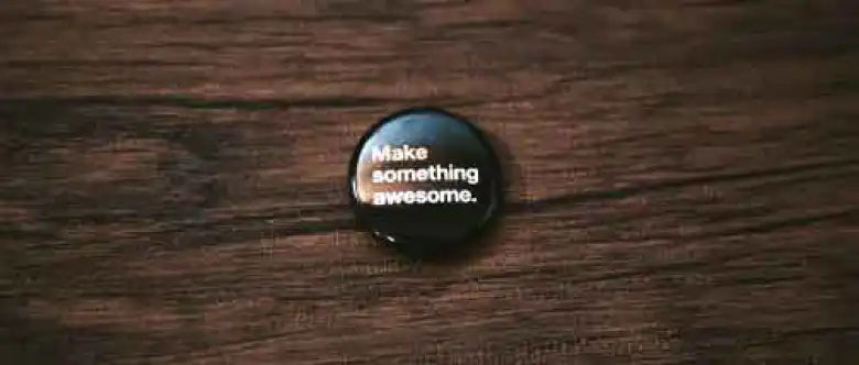 一言だけ書かれたシンプルな缶バッジのデザイン