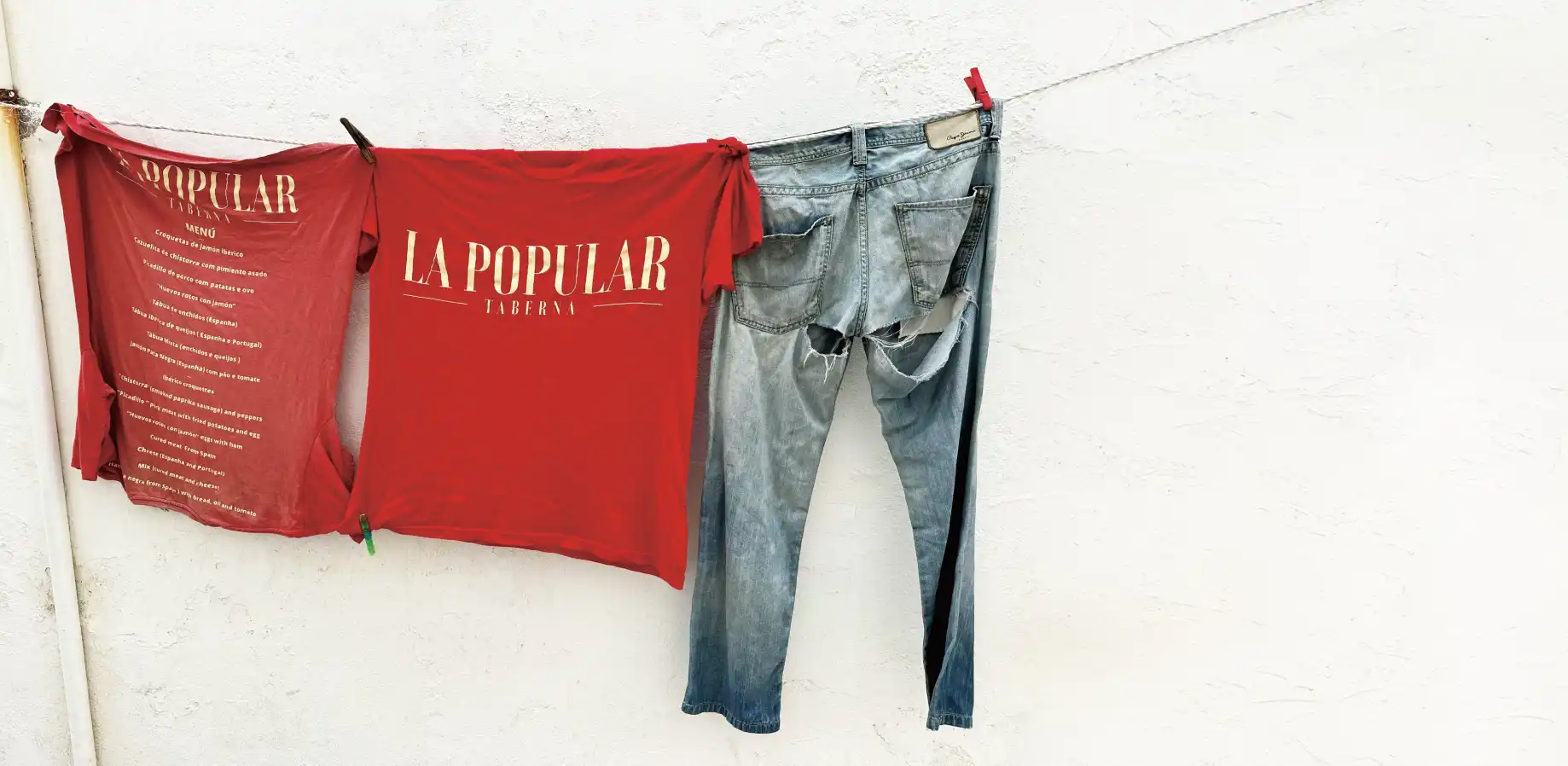 色が薄くなったTシャツとまだ新しいTシャツ