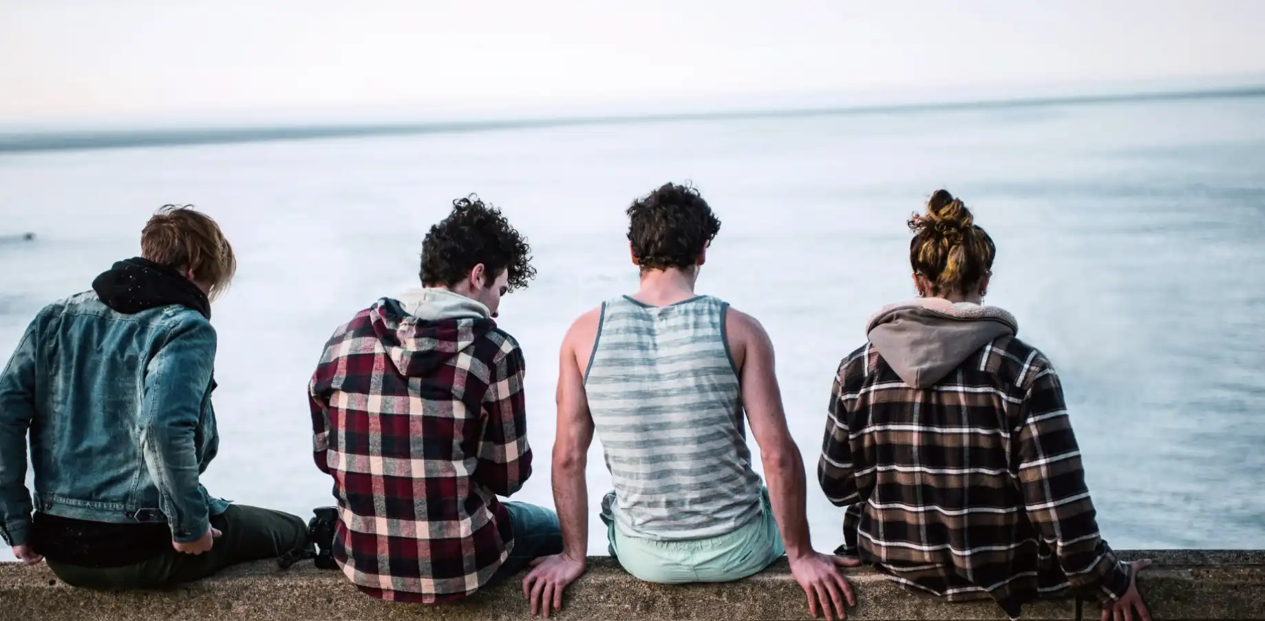 パーカーを重ね着している若い人たち