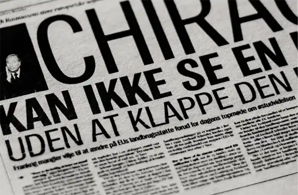 様々なサイズの文字で書かれている新聞の表紙