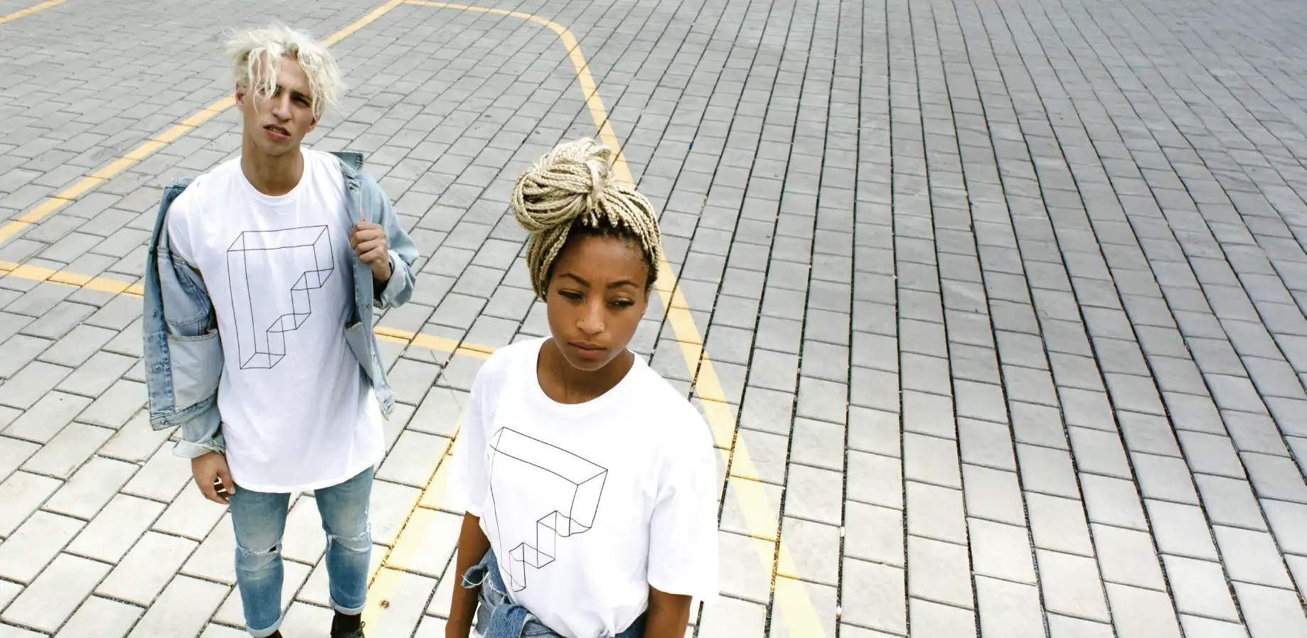 同じTシャツを来ている２人