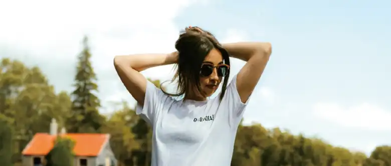 アプリでデザインしたオリジナルデザインTシャツを着ている人