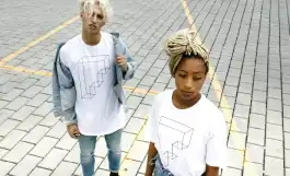 同じデザインで違うサイズのTシャツを着ている人たち