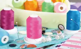 Tシャツの元となる糸がたくさんある