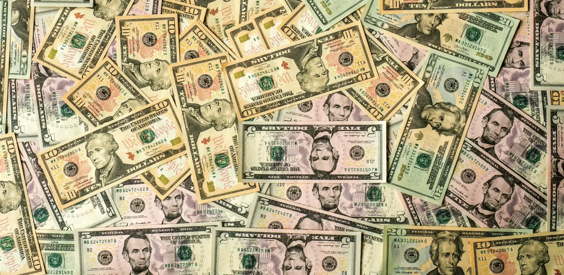 印刷価格の違いによって散ったお金のイメージ