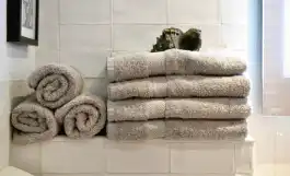 匁の大きいタオルが畳んである