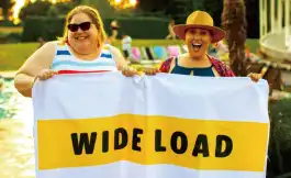 大きいサイズのタオルを二人で持つ人