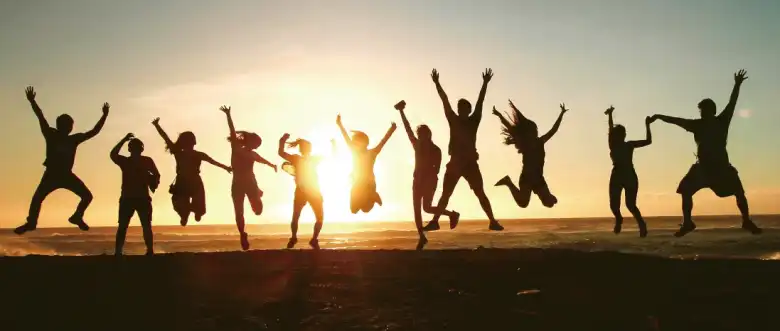 高校生たちのシルエット