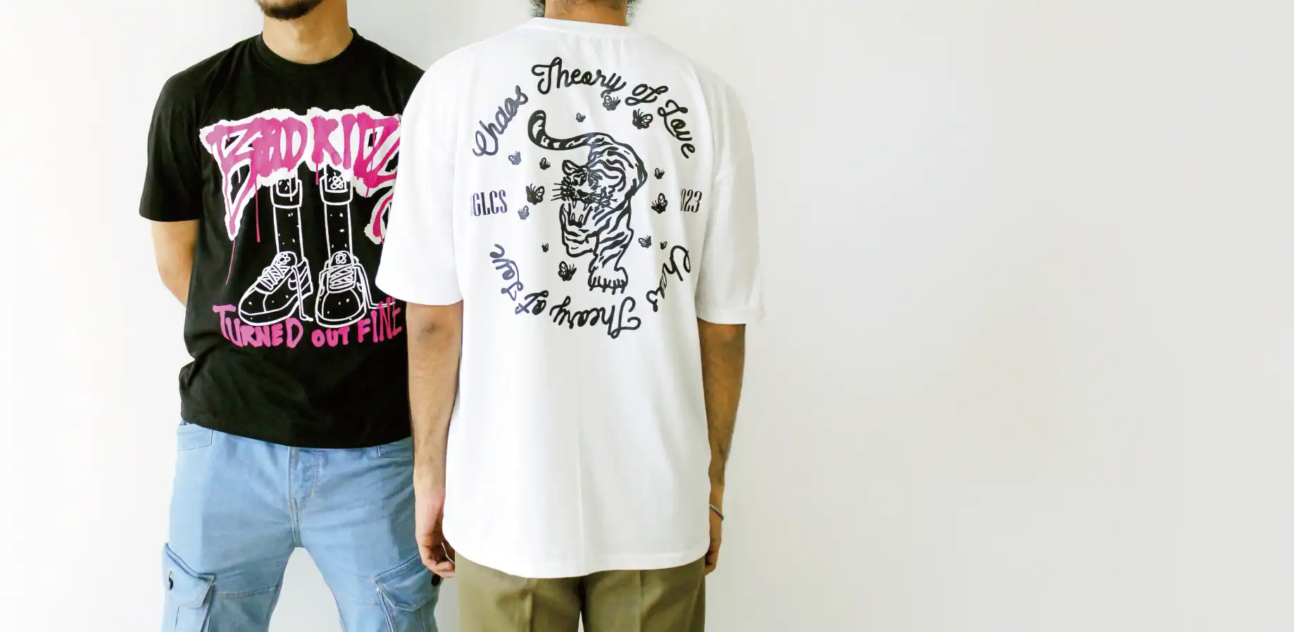 同じ身長で違うサイズのTシャツを着ている