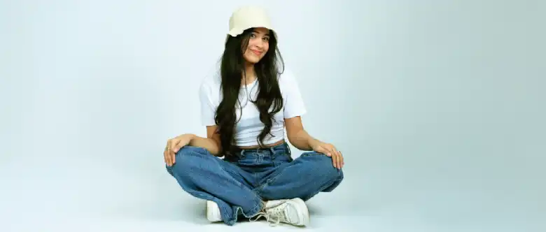 タイトサイズのTシャツを着ている人