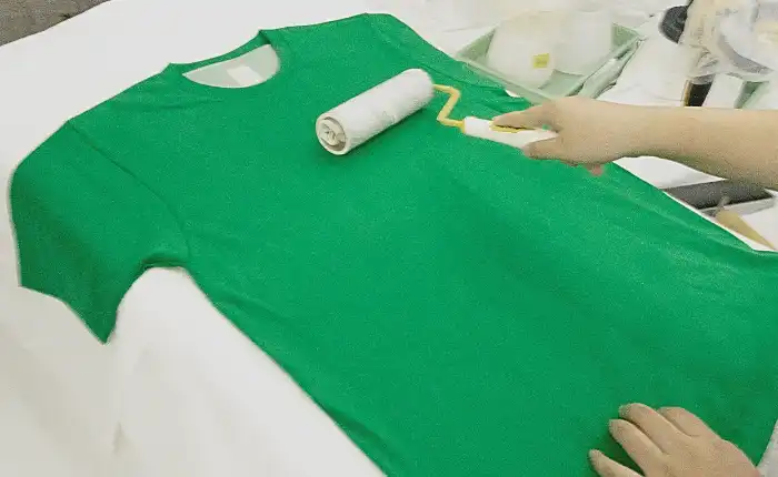 Tシャツ表面の細かいホコリをとる